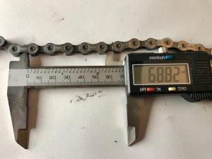 Kettenverschleiß messen mit einem Messschieber